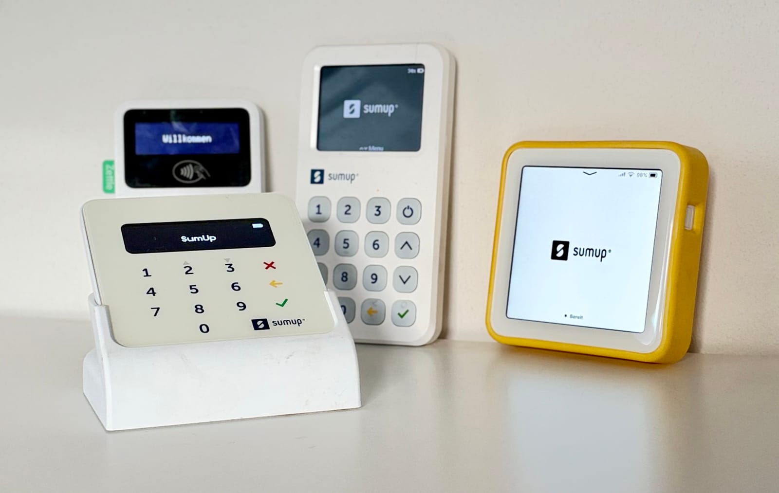 Kartenterminals von SumUp und PayPal POS an der Theke